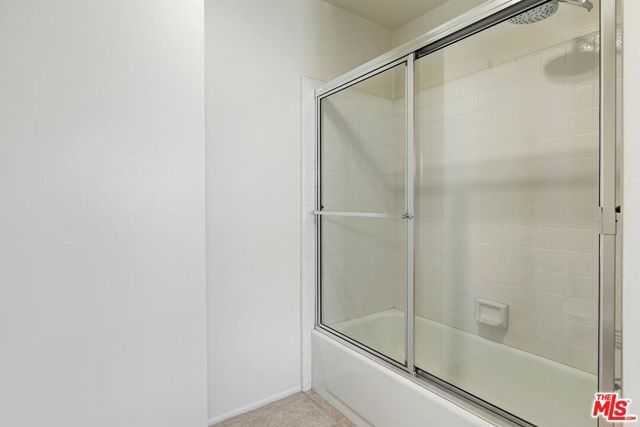 18135 Burbank 11, Tarzana (los Angeles), CA 91356