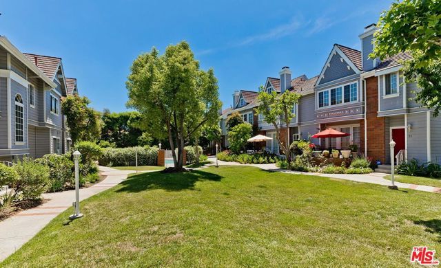 18135 Burbank 11, Tarzana (los Angeles), CA 91356