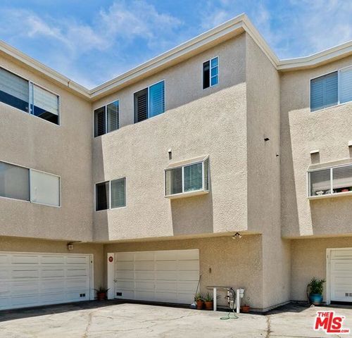 18135 Burbank 11, Tarzana (los Angeles), CA 91356