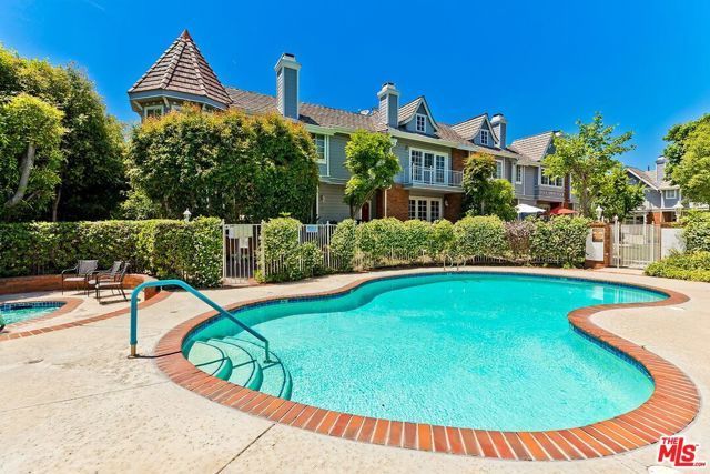 18135 Burbank 11, Tarzana (los Angeles), CA 91356