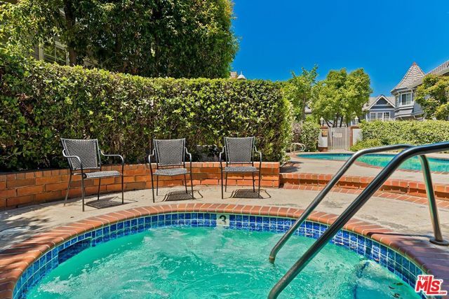18135 Burbank 11, Tarzana (los Angeles), CA 91356