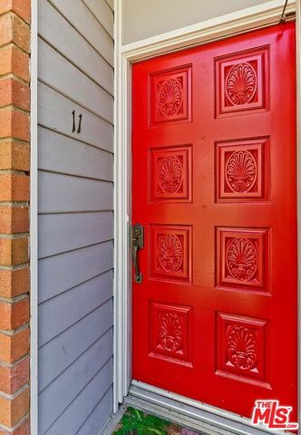 18135 Burbank 11, Tarzana (los Angeles), CA 91356