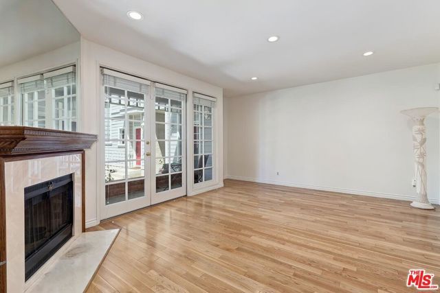 18135 Burbank 11, Tarzana (los Angeles), CA 91356