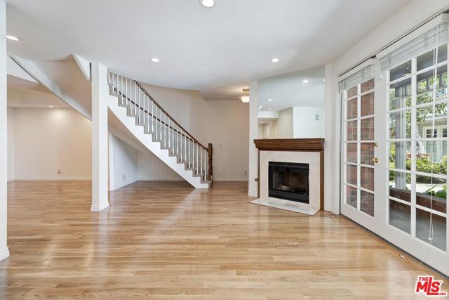 18135 Burbank 11, Tarzana (los Angeles), CA 91356