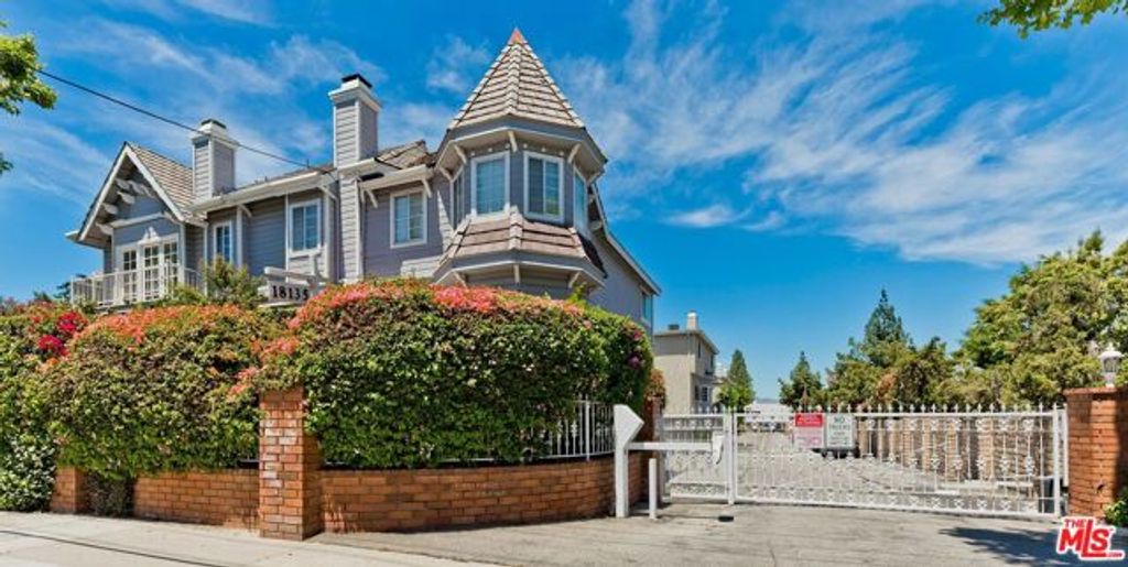 18135 Burbank 11, Tarzana (los Angeles), CA 91356