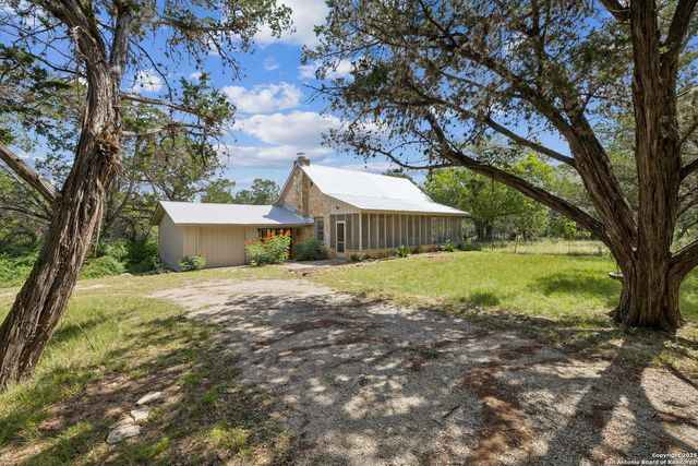 959 Highland Dr, Bandera, TX 78003