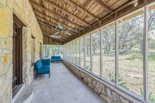 959 Highland Dr, Bandera, TX 78003