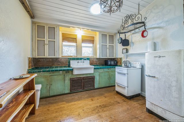 959 Highland Dr, Bandera, TX 78003