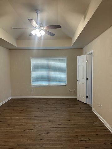 208 Pearl Drive, Hewitt, TX 76643