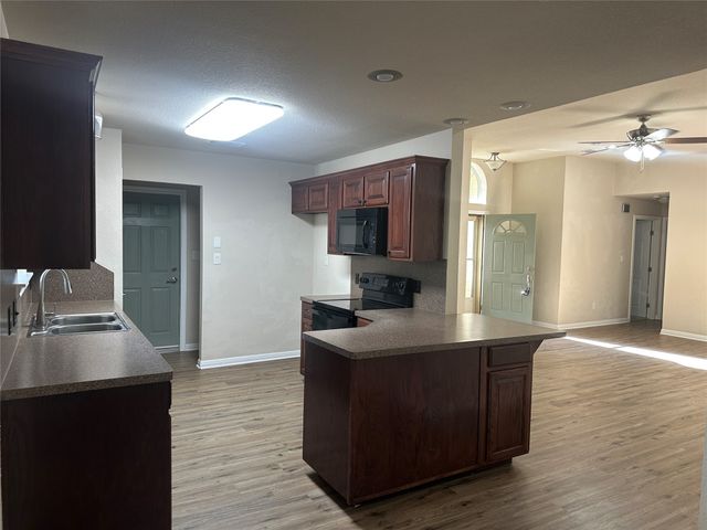 208 Pearl Drive, Hewitt, TX 76643