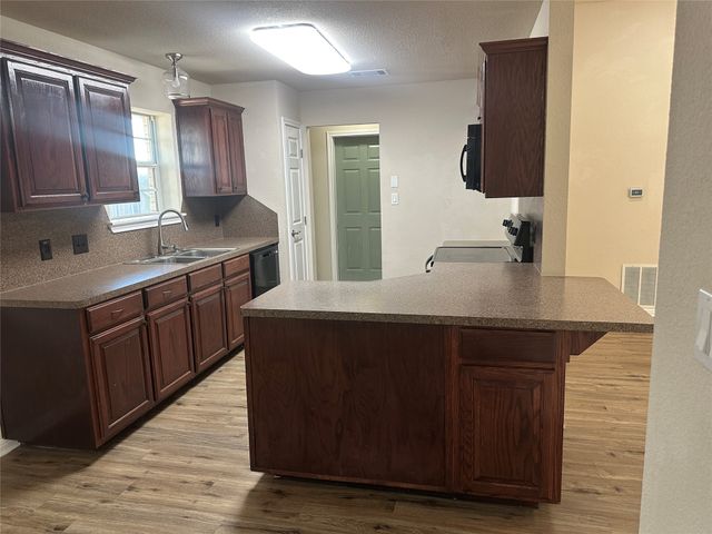 208 Pearl Drive, Hewitt, TX 76643