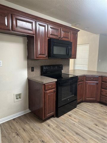 208 Pearl Drive, Hewitt, TX 76643