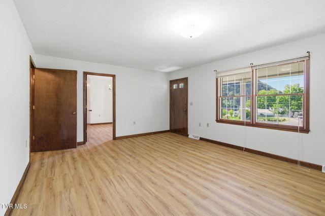 122 East Carters Valley Road, Kingsport, TN 37665