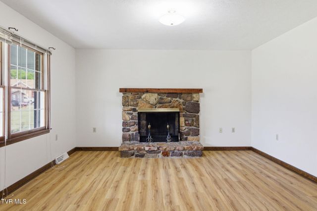 122 East Carters Valley Road, Kingsport, TN 37665