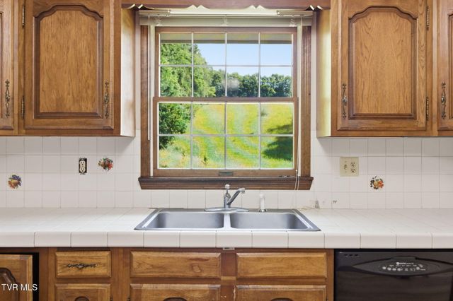 122 East Carters Valley Road, Kingsport, TN 37665