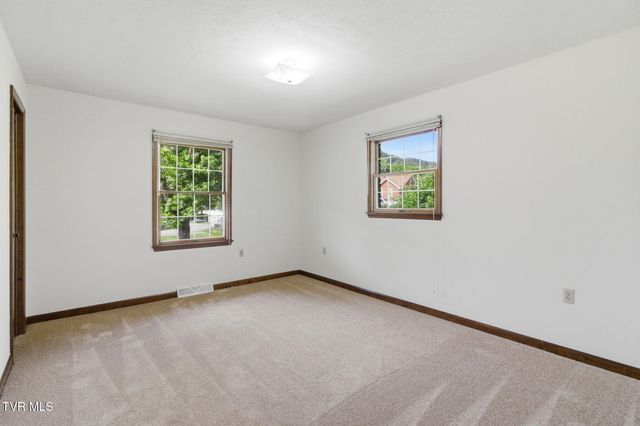 122 East Carters Valley Road, Kingsport, TN 37665