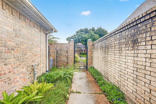 4415 Country Club View, Baytown, TX 77521