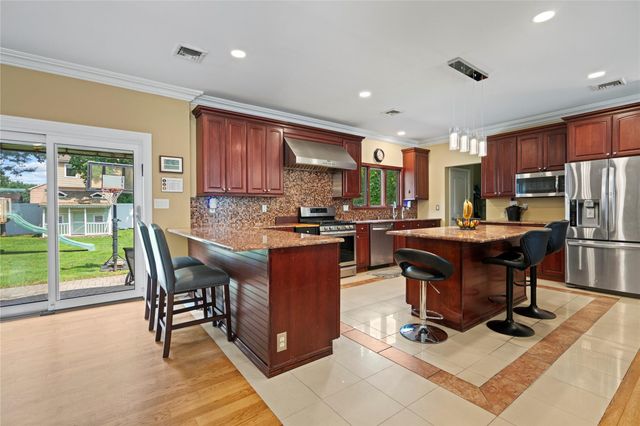 15 Cedar Drive E, Plainview, NY 11803