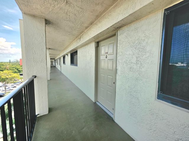 2112 S CYPRESS BEND Drive 707, Pompano Beach, FL 33069