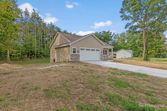 9026 Weston Drive, Coopersville, MI 49404