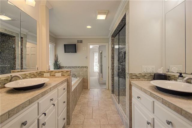 16316 Glenwood Street, Stilwell, KS 66085
