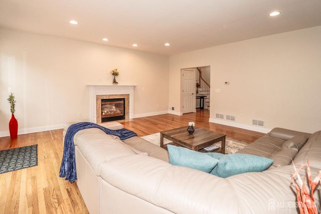 2 Brenner Court, Franklin Twsp, NJ 08873