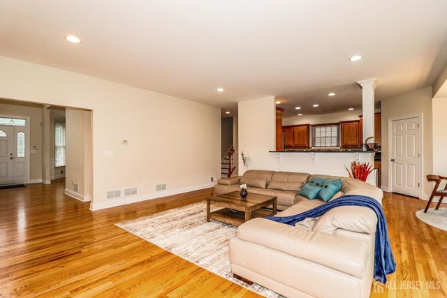 2 Brenner Court, Franklin Twsp, NJ 08873