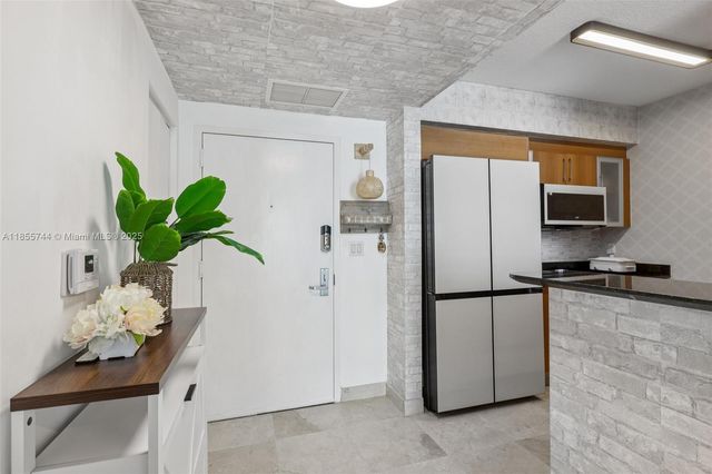 335 S Biscayne Blvd 2810, Miami, FL 33131