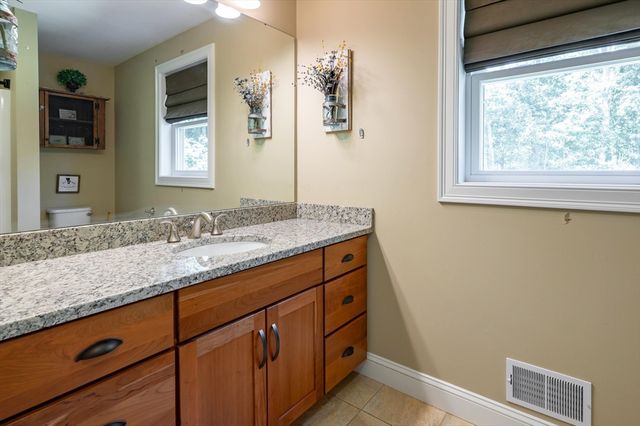 7 N Salem Rd, Hampstead, NH 03841