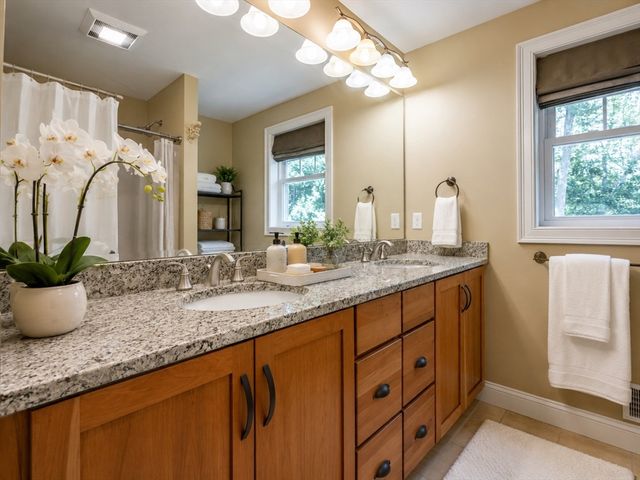 7 N Salem Rd, Hampstead, NH 03841