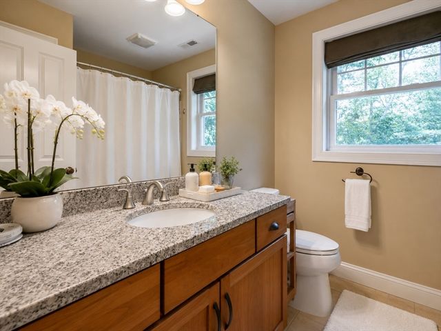7 N Salem Rd, Hampstead, NH 03841