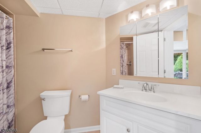 1 Country Oaks Rd, Clinton Twp., NJ 08833