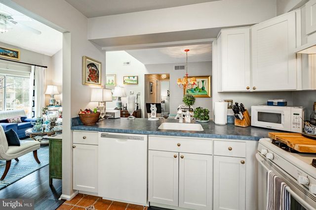 308-B SEDGEFIELD DR, Mount Laurel, NJ 08054