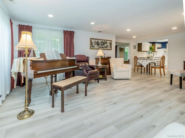 7 Appletree Lane, Glen Cove, NY 11542