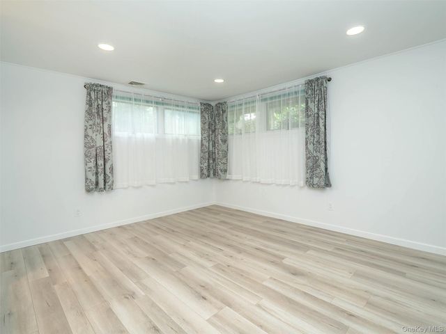 7 Appletree Lane, Glen Cove, NY 11542