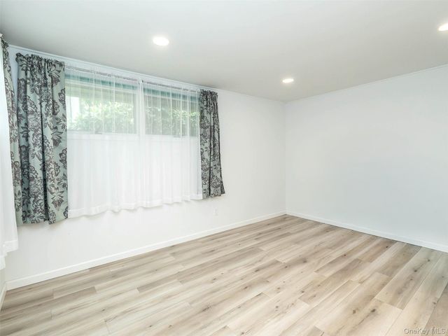 7 Appletree Lane, Glen Cove, NY 11542