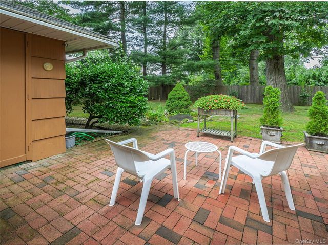 7 Appletree Lane, Glen Cove, NY 11542