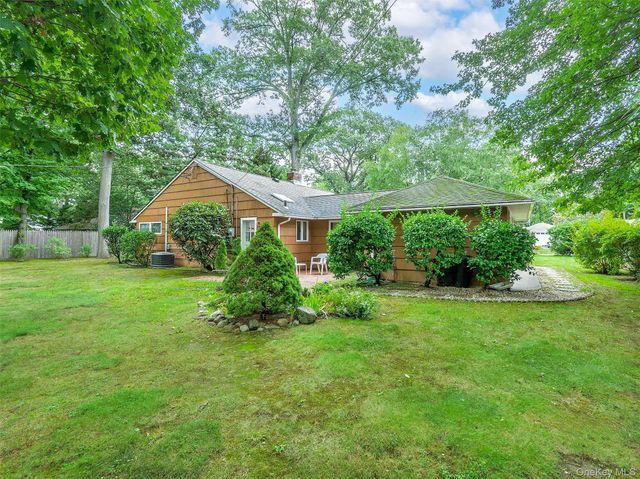 7 Appletree Lane, Glen Cove, NY 11542