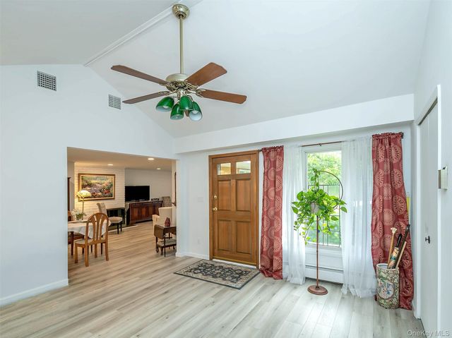 7 Appletree Lane, Glen Cove, NY 11542
