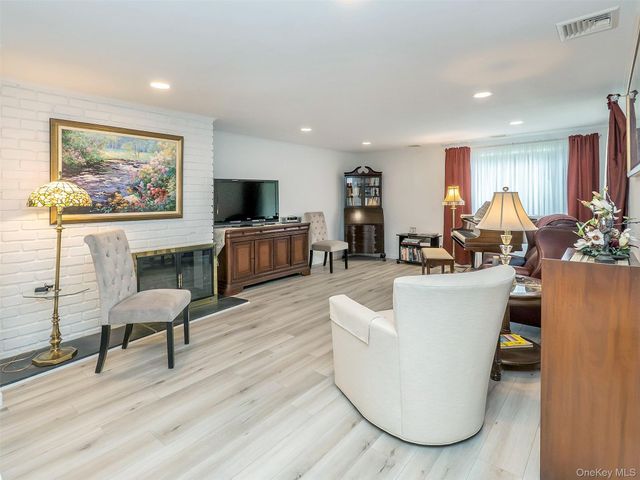 7 Appletree Lane, Glen Cove, NY 11542
