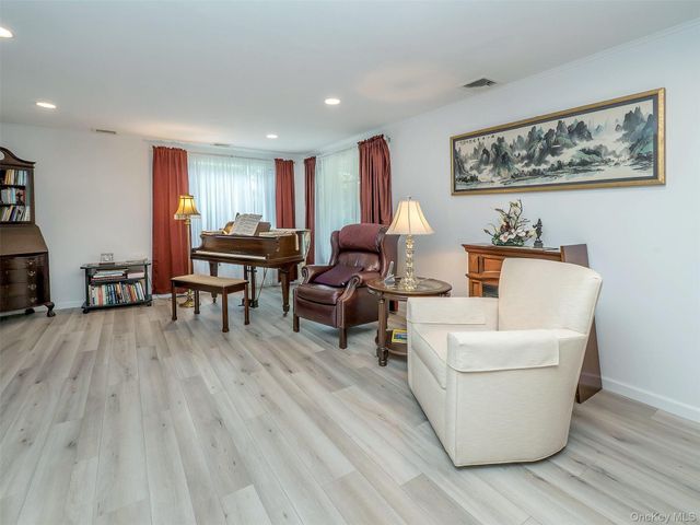 7 Appletree Lane, Glen Cove, NY 11542