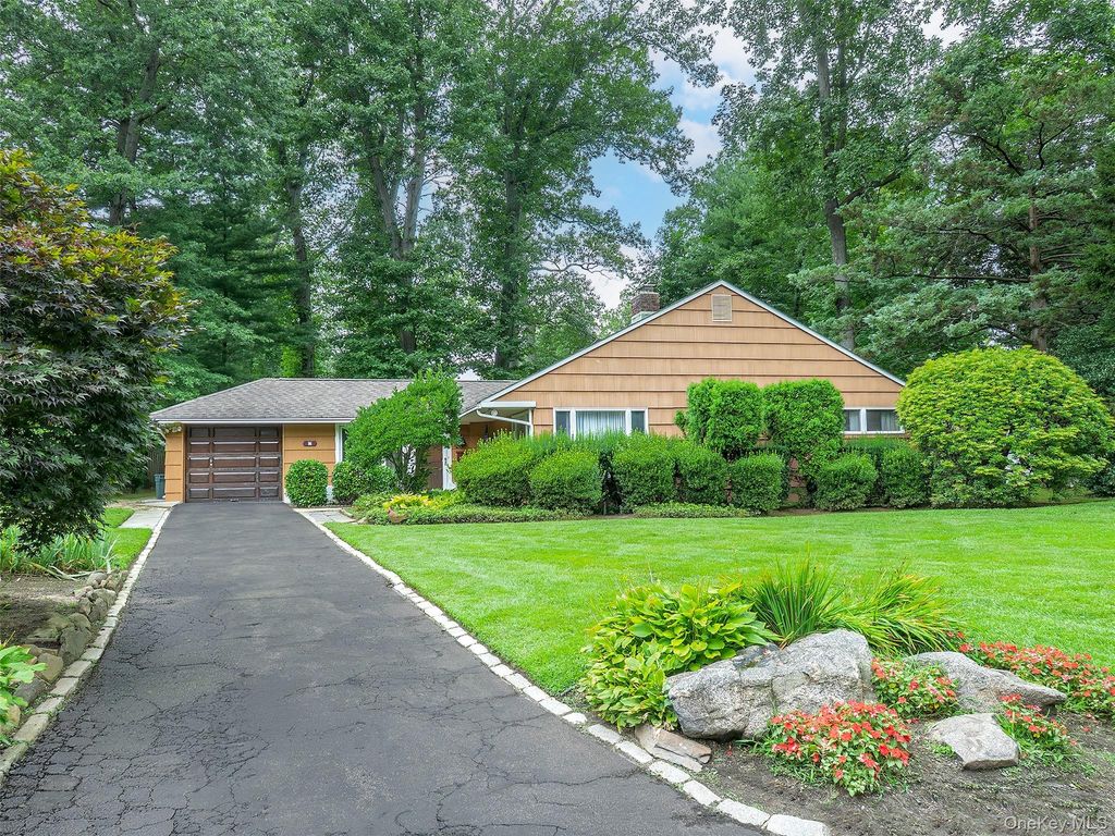 7 Appletree Lane, Glen Cove, NY 11542