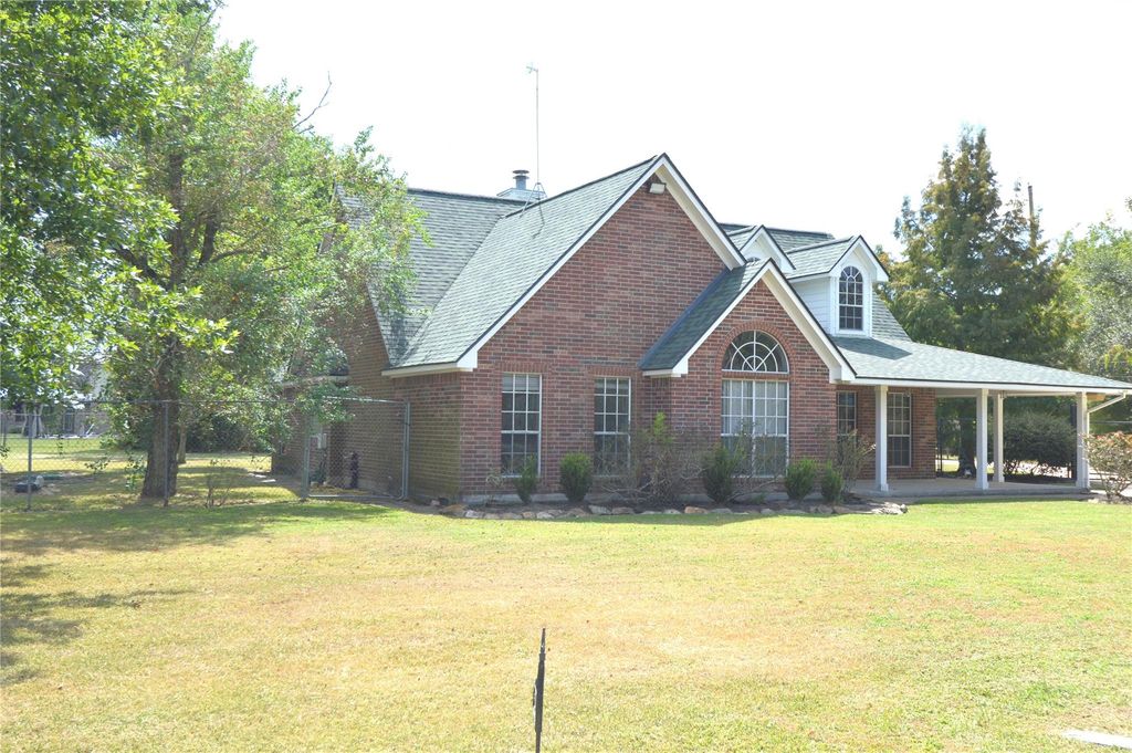 102 Lost Lake Drive, Baytown, TX 77523