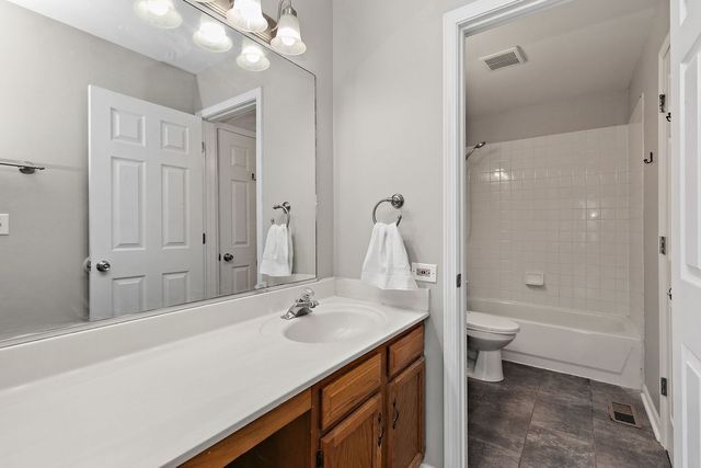 393 Lowell Drive 393, South Elgin, IL 60177