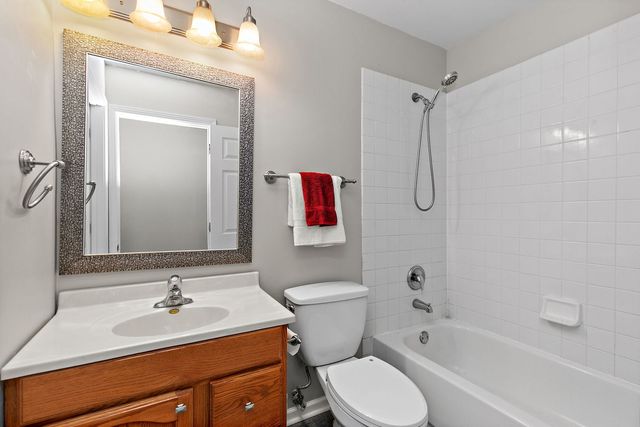 393 Lowell Drive 393, South Elgin, IL 60177