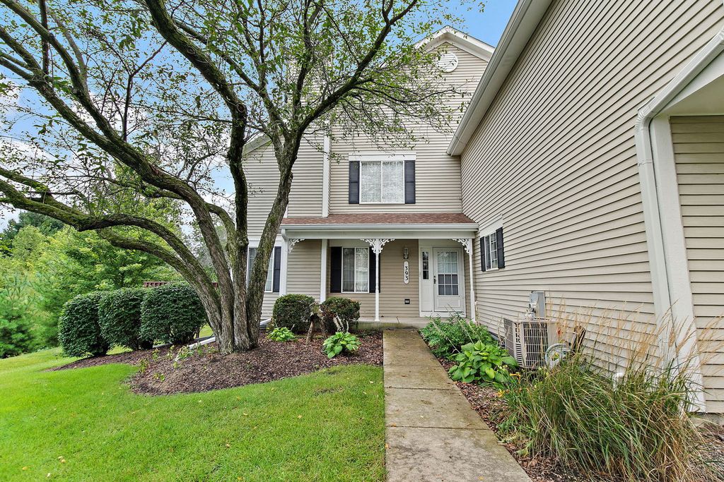 393 Lowell Drive 393, South Elgin, IL 60177