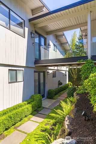 3510 W Commodore Way, Seattle, WA 98199