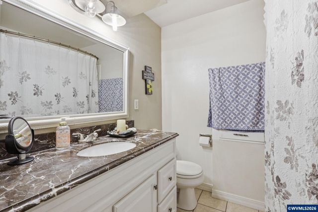 565 Brown Ct Ct, Woodburn, OR 97071
