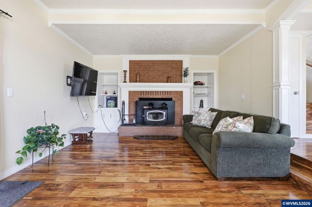 565 Brown Ct Ct, Woodburn, OR 97071