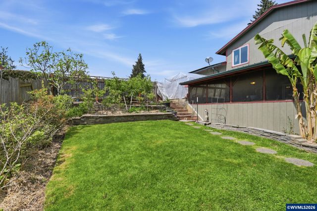 565 Brown Ct Ct, Woodburn, OR 97071